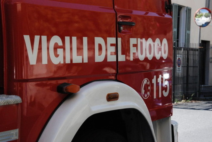 Auto si incendia in autostrada tra Albenga e Borghetto, fiamme domate dai vigili del fuoco