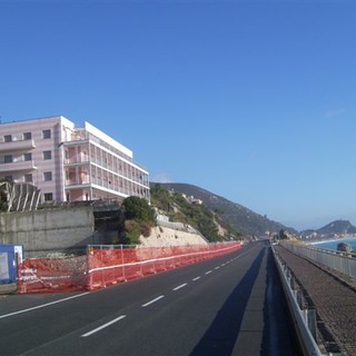 Al via l'asfaltatura della via Aurelia a Varigotti