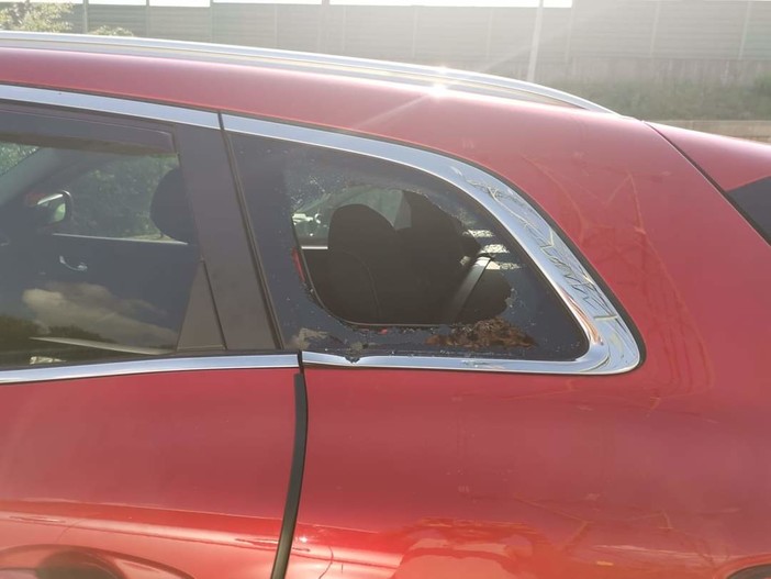 Quiliano, a Tiassano raid vandalico sulle auto: rotti vetri e forzate le portiere (FOTO)