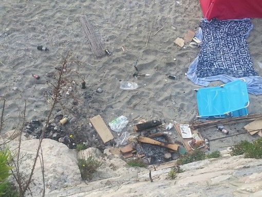 Campeggiatori abusivi sulla spiagga dei Saraceni a Varigotti