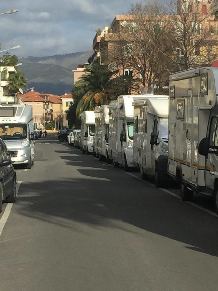 Via Vespucci ad Albenga diventa &quot;campeggio&quot; nei finesettimana, la preoccupazione dei residenti