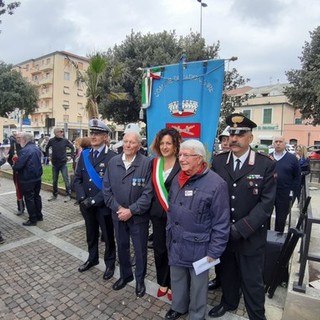 Il partigiano &quot;Gin&quot; alla sinistra del sindaco di Vado Monica Giuliano alla cerimonia di consegna alla città della medaglia d'argento al valore militare