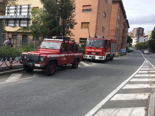 Savona, camino pericolante: intervento dei vigili del fuoco