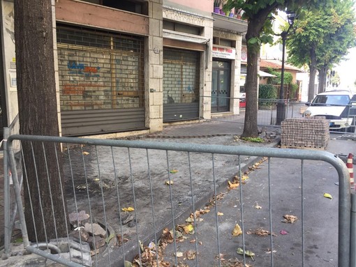 Albenga, proseguono le manutenzioni stradali: focus su asfalti e marciapiedi