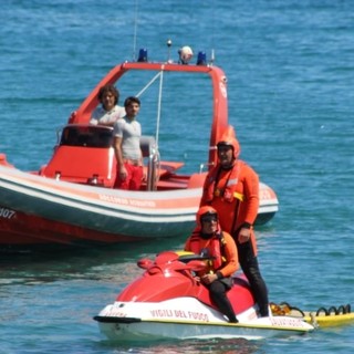 Tornano i vigili del fuoco sulle moto d'acqua per la sicurezza dei bagnanti a Savona e Vado