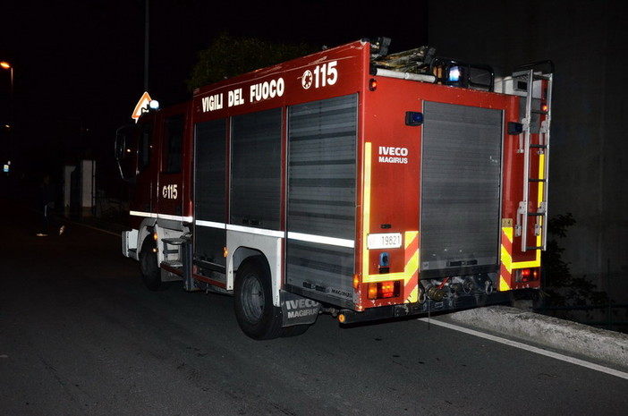 Savona, auto ribaltata su un fianco in via Belvedere: intervento dei vigili del fuoco