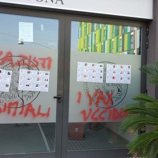 Savona, vandalizzata la sede dell'Ordine dei Medici: &quot;Nazisti criminali, i vax uccidono&quot; (FOTO e VIDEO)