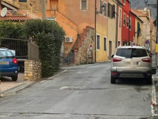 Albenga, nuovo asfalto in via Cavour nella frazione di Campochiesa