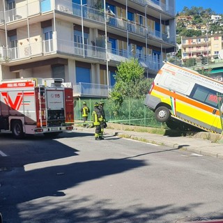 Albissola, ambulanza urta una cancellata e finisce fuori strada: paura in via Gentile (FOTO)