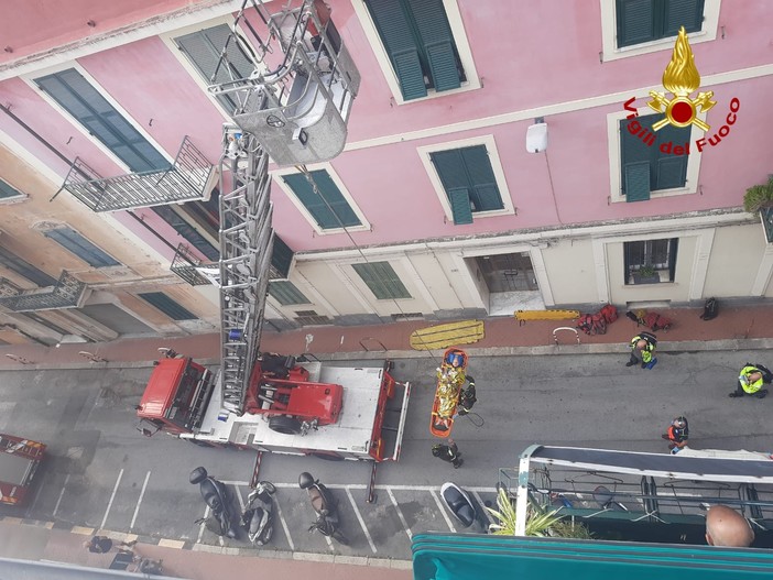 Savona, anziano colto da malore in casa. Le scale sono troppo strette e intervengono i vigili del fuoco