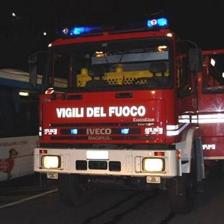 Pietra: auto distrutta per una batteria difettosa