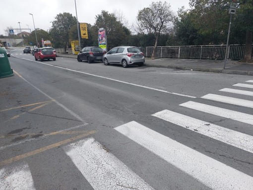 Savona, auto troppo veloci e pericolo per i pedoni in via alla Rocca: limite abbassato ai 30km orari