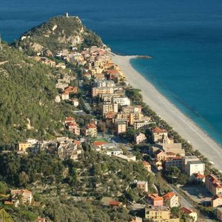 Varigotti accende le feste con Babbo Natale e il trio di archi Sister Arch