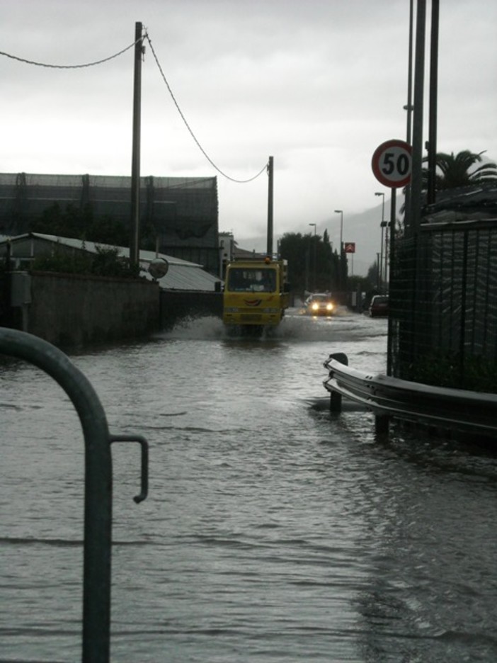 Albenga, con l'allerta 2 nascono nuove attività sportive: il surf da strada