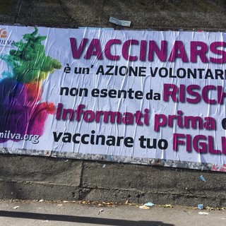 “Informati prima di vaccinare tuo figlio”: cartelli affissi a Savona. Il pediatra Cohen: &quot;Il vaccino ha salvato tante vite e debellato malattie&quot;