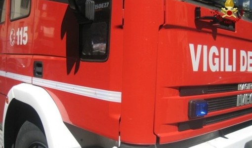 Incendio su un terrazzo, paura per alcune condutture del gas: intervento di Vigili del fuoco e tecnici a Carcare