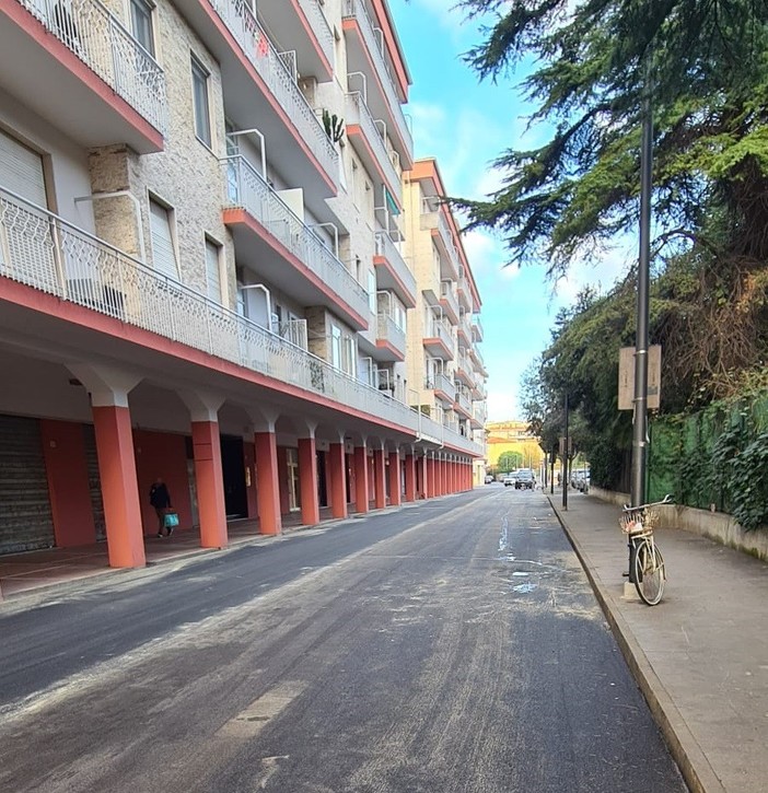 Albenga, completata la riasfaltatura di via Papa Giovanni fino all'intersezione con viale Liguria