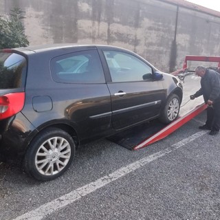 Albenga, rimossi 5 veicoli abbandonati a Leca e Vadino