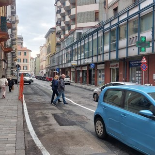 Il cambio viabilità che fa discutere: in via dei Mille tra il malumore dei commercianti e la cauta soddisfazione dei savonesi (FOTO e VIDEO)