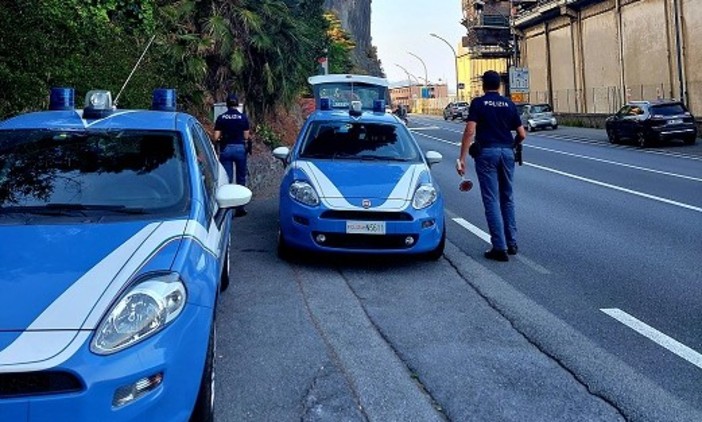 Polizia di Stato, 15 giorni di sospensione per l'attività di una sala di video lottery della riviera di ponente