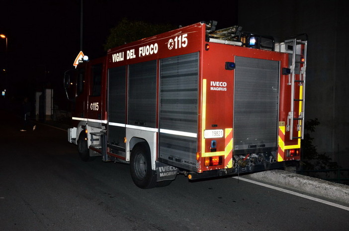 Due auto in fiamme a Savona: vigili del fuoco mobilitati