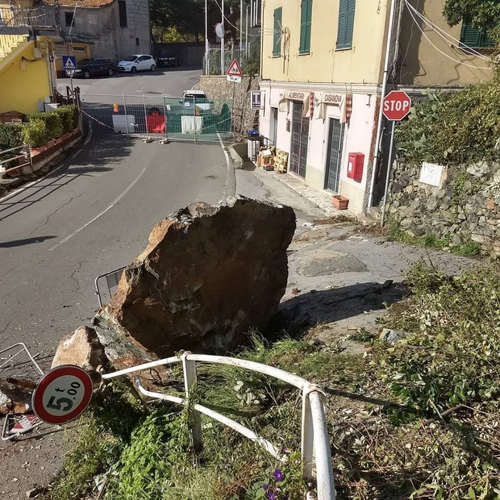 Varazze, ancora chiuso al traffico il tratto interessato dallo smottamento lungo la strada verso la frazione Casanova