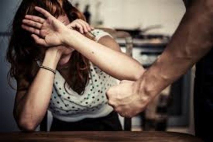 Albenga si colora di arancione per dire “No” alla violenza sulle donne