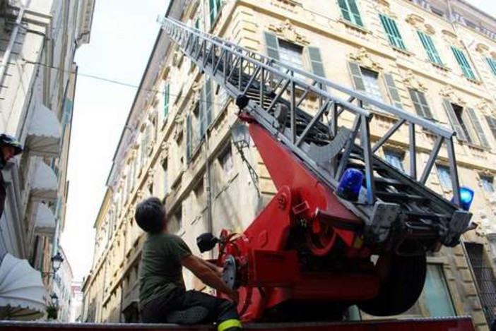 Va a fuoco il terrazzo e non se accorge: intervento dei vigili del fuoco ad Alassio