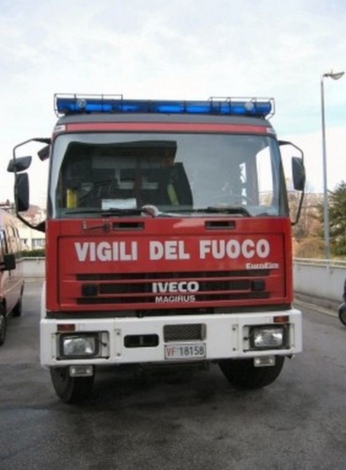 Finale: vigili del fuoco soccorrono camionista finito in un dirupo a Calvisio