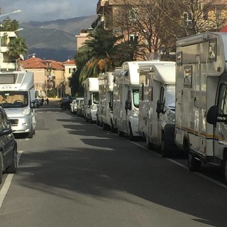 Via Vespucci ad Albenga diventa &quot;campeggio&quot; nei finesettimana, la preoccupazione dei residenti