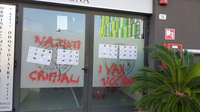 Savona, vandalizzata la sede dell'Ordine dei Medici: &quot;Nazisti criminali, i vax uccidono&quot; (FOTO e VIDEO)