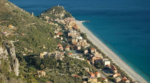 Varigotti accende le feste con Babbo Natale e il trio di archi Sister Arch