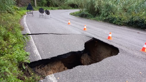 Maltempo a Tovo San Giacomo: voragine in via Costino, nella frazione di Bardino Vecchio