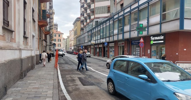 Il cambio viabilità che fa discutere: in via dei Mille tra il malumore dei commercianti e la cauta soddisfazione dei savonesi (FOTO e VIDEO)