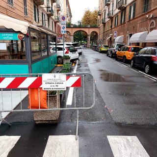 Cadono pezzi di ardesia da un tetto, transennato il tratto finale di via Astengo a Savona (FOTO)