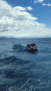 Velisti finiscono in acqua a largo di Celle Ligure operazione di