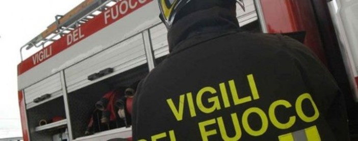 Incendio auto a Verzi: intervento dei vigili del fuoco
