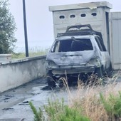 Muore nell'incendio della sua auto a Vado, la vittima è la 57enne Marisa Pesce