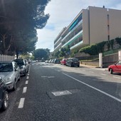 Fili di nylon posizionati in strada in via Corradini a Savona, tragedia sfiorata: accertamenti della Polizia