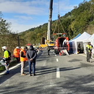 A6, camion si ribalta nella zona del viadotto crollato: un codice giallo