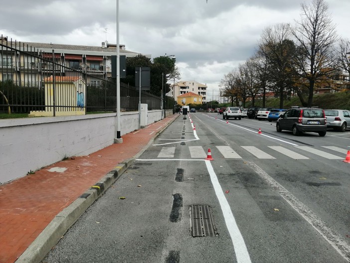 Albenga, nuovi parcheggi gratuiti in via XXV Aprile (FOTO)