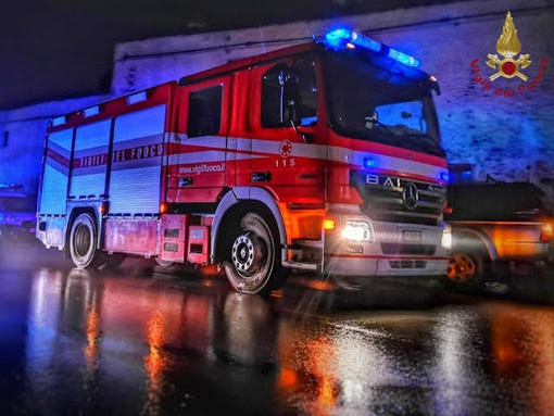 Incendio sul balcone nella Valle di Vado: intervento dei vigili del fuoco