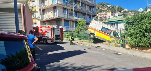 Albissola, ambulanza urta una cancellata e finisce fuori strada: paura in via Gentile (FOTO)