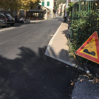 Varazze, i cittadini lamentano la mancata segnaletica per il dosso in via Piave