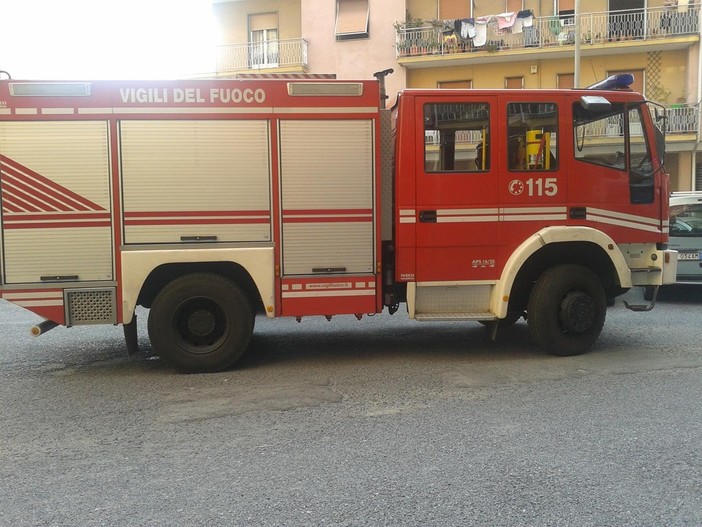 Due barche a fuoco a Savona, sul posto i Vigili del fuoco