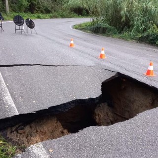 La voragine in via Costino a Bardino Vecchio