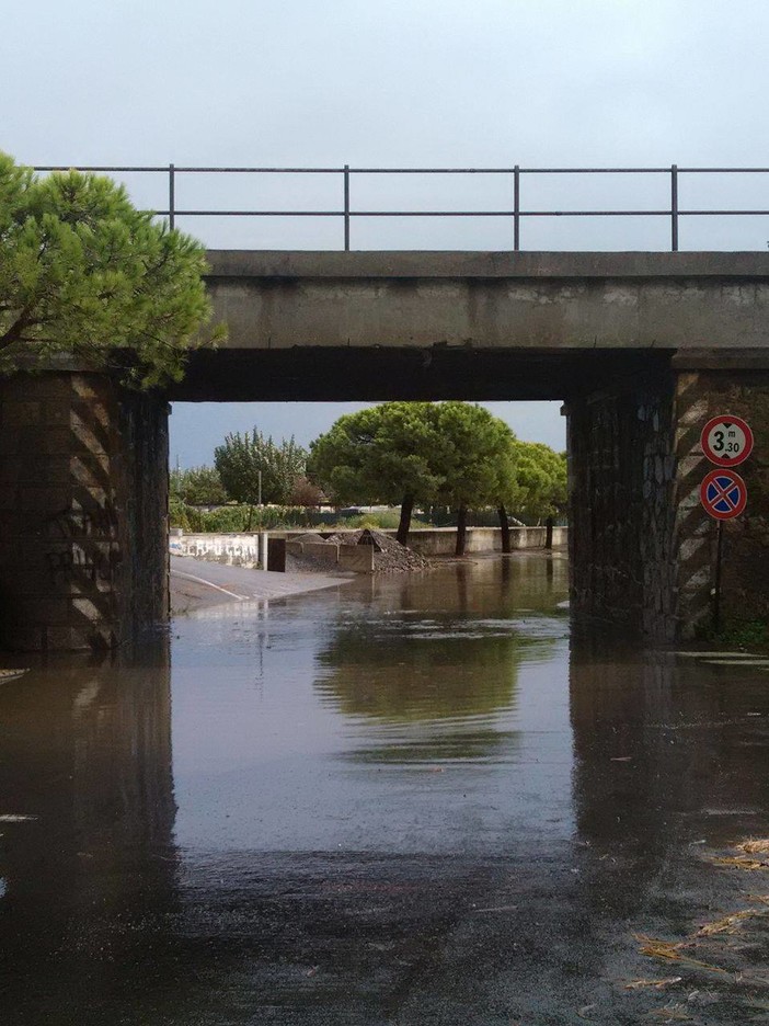 Via Einaudi ad Albenga è di nuovo allagata