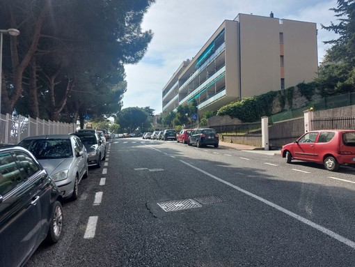 Fili di nylon posizionati in strada in via Corradini a Savona, tragedia sfiorata: accertamenti della Polizia