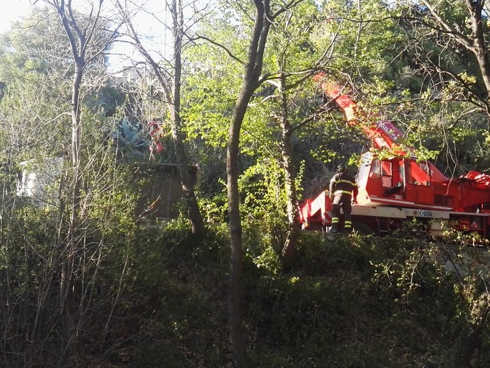 Pietra Ligure: camion ribaltato in via Ranzi. Intervento dei vigili del fuoco