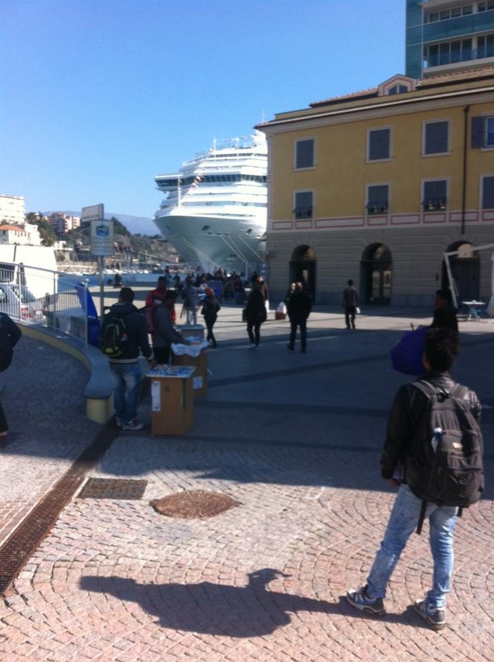 Crocieristi in porto a Savona, Darsena invasa dai venditori abusivi